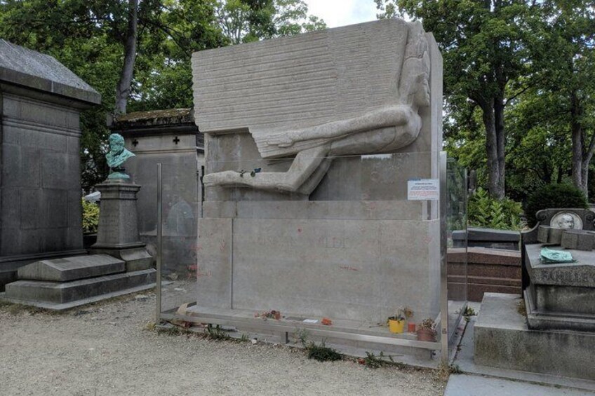 Pere Lachaise Cemetery Tour with Wine Tasting 5
