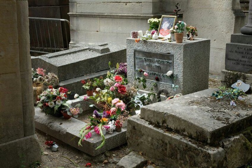 Pere Lachaise Cemetery Tour with Wine Tasting 3
