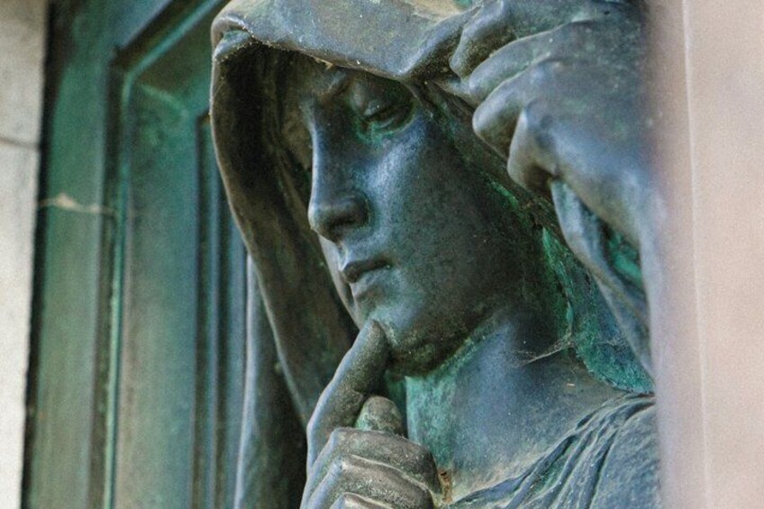 Pere Lachaise Cemetery Tour with Wine Tasting 4