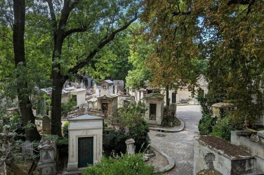 Pere Lachaise Cemetery Tour with Wine Tasting 1