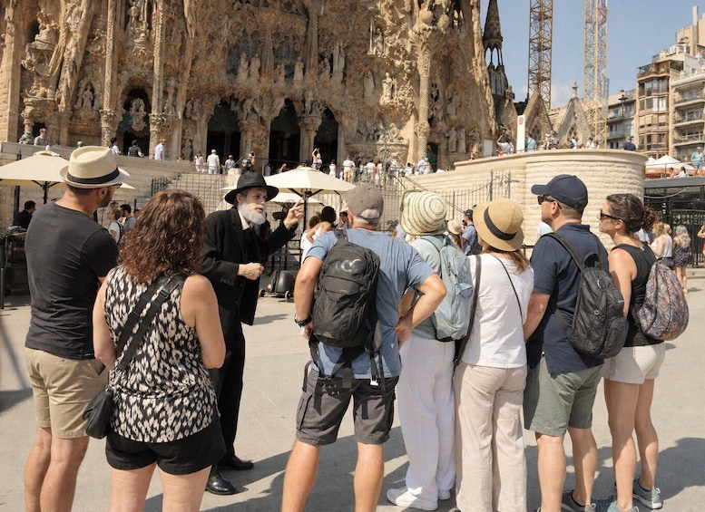 Picture 1 for Activity Gaudí Comes Alive: Dramatized Sightseeing Tour of the Exterior of the Sagrada Familia 5
