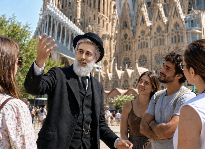 Gaudí Comes Alive: Dramatized Sightseeing Tour of the Exterior of the Sagrada Familia 1