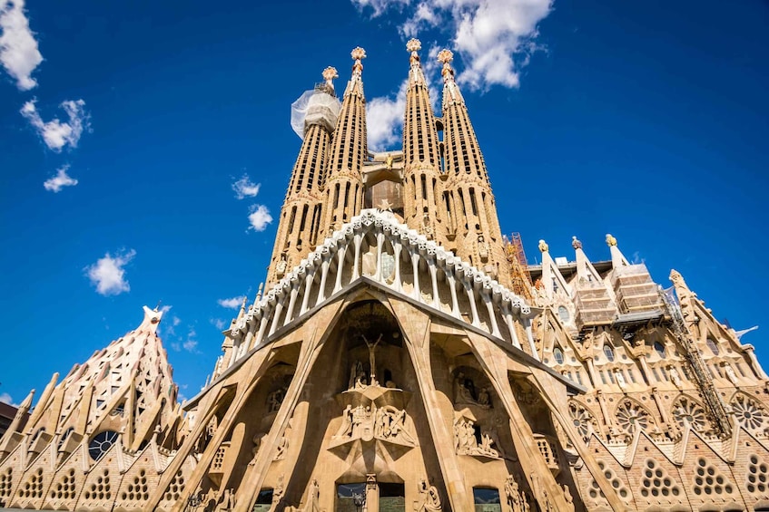 Picture 1 for Activity Gaudí Comes Alive: Dramatized Sightseeing Tour of the Exterior of the Sagrada Familia 2