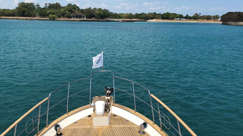 Picture 4 for Activity Singapore: City Skyline Yacht Cruise with Welcome Mocktail 5