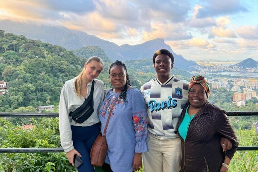 Discover Rocinha with a Multilingual Local Guide 1