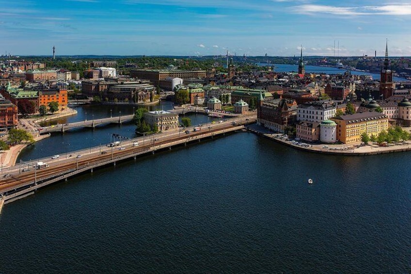 Une vue aérienne d’une ville avec une rivière, des ponts et des bâtiments historiques. 4