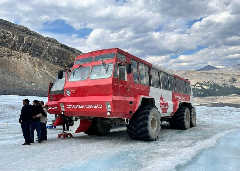 Punavalkoinen, jäätiköllä liikkuva tutkimusajoneuvo, jonka kylkeen on maalattu tekstit »COLUMBIA ICEFIELD» ja »CANADA». 5