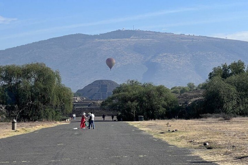 Small group to Teotihuacan Pyramids with Local guide 1