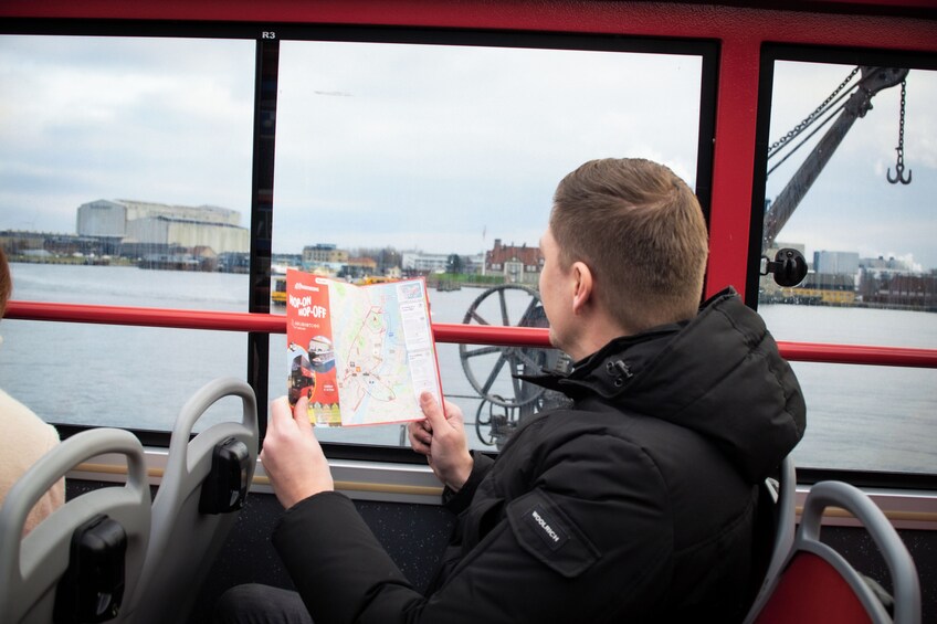 Una persona leyendo un mapa en un barco. 5