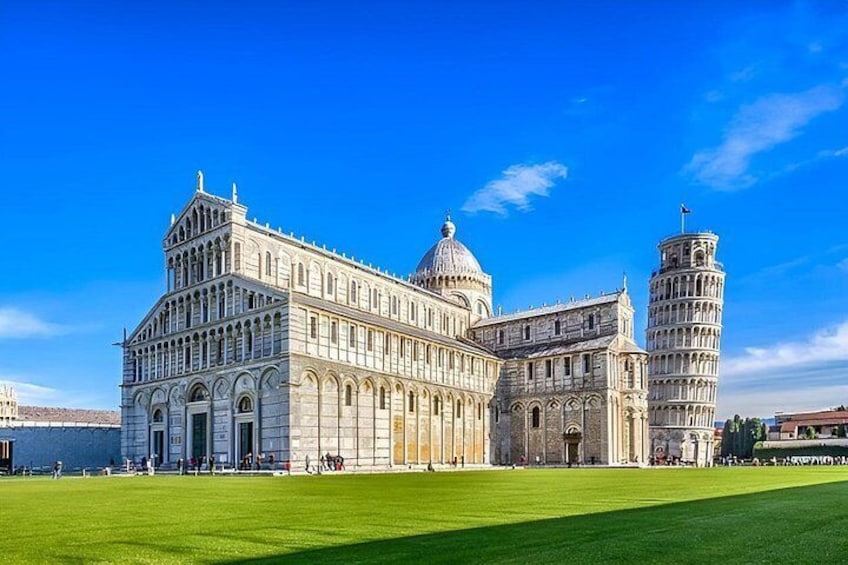 The Leaning Tower of Pisa, the Pisa Cathedral, and the Palazzo dei Signori. 5