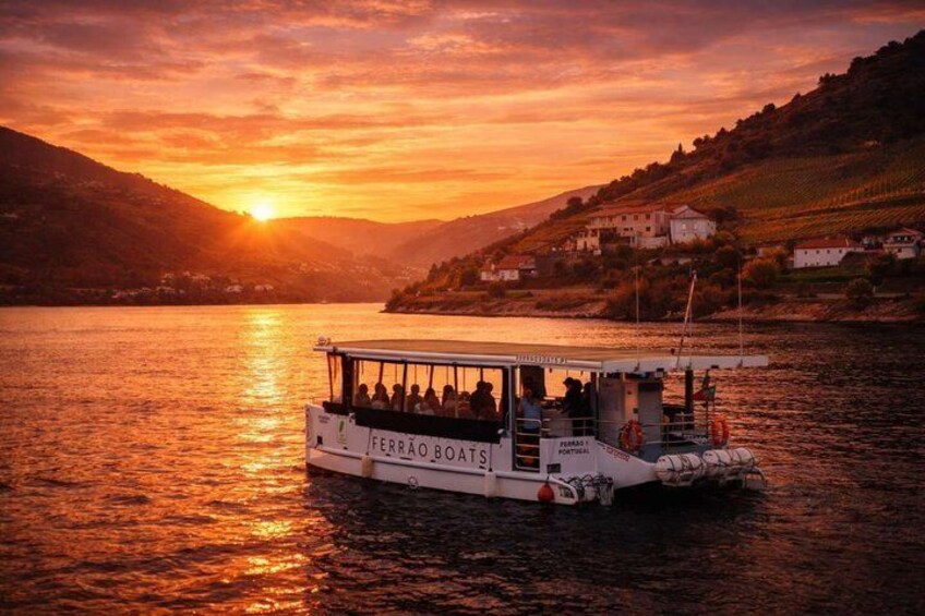 Douro Sunset Party Cruise with Open Wine Bar & Onboarding Music 1
