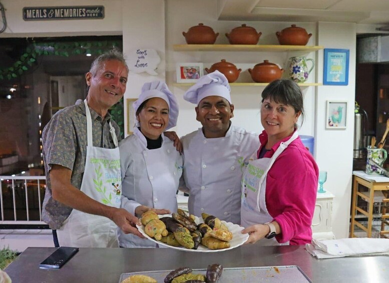 Cuatro personas en una cocina, sosteniendo un plato de comida. 3