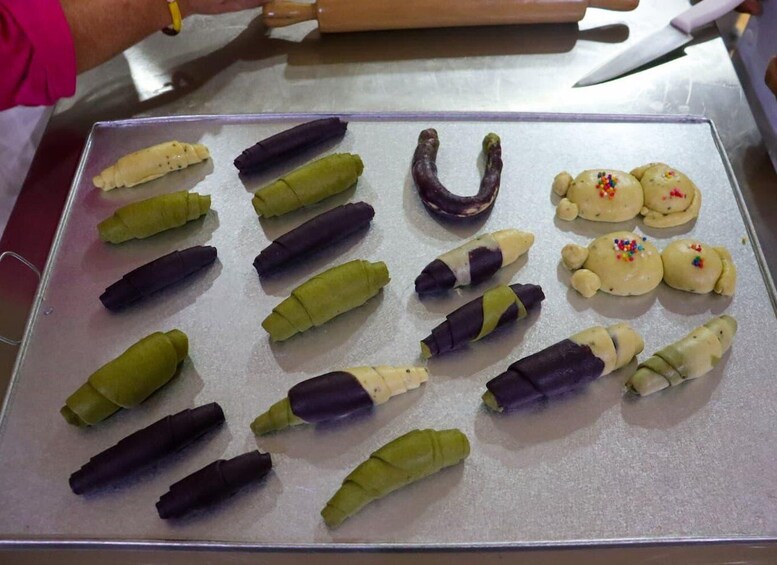 Una bandeja con diversas formas de masa, algunas decoradas con confeti de azúcar. 4