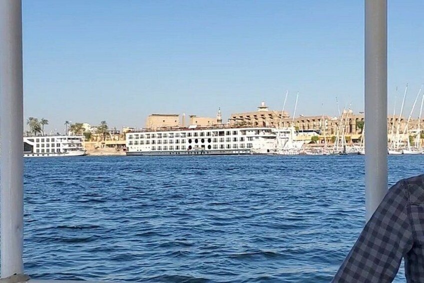 Un frente marítimo con edificios y barcos. 2