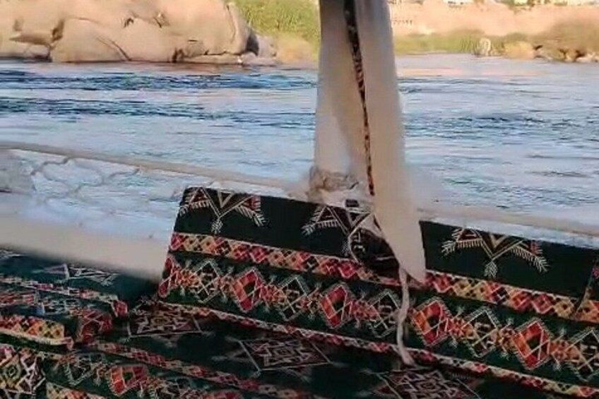 Un bote con funda estampada y una cuerda atada a un poste. 4
