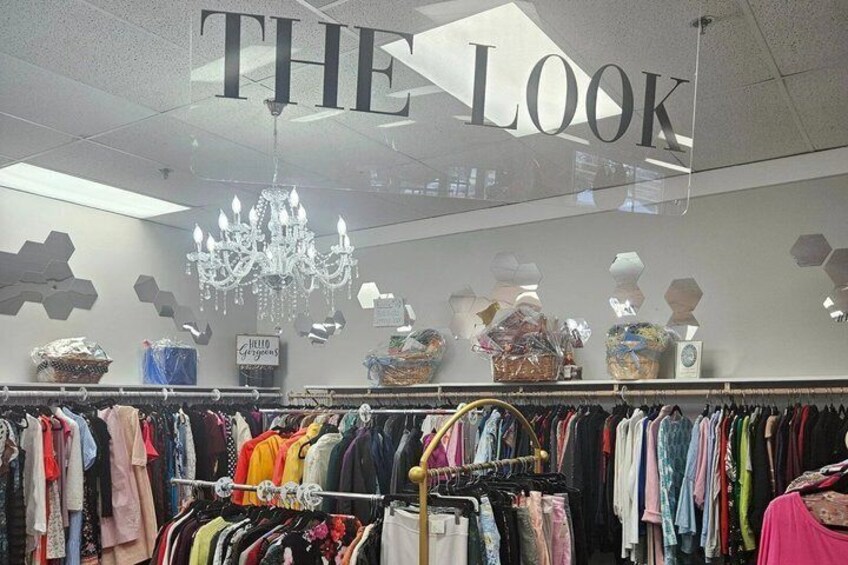 Guided Thrift Store Walking Tour in Historic Leesburg 4