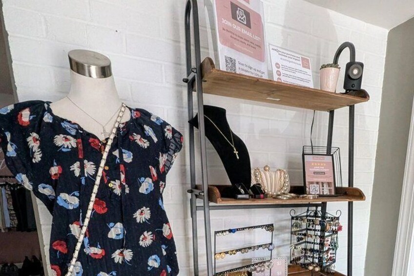 Guided Thrift Store Walking Tour in Historic Leesburg 3