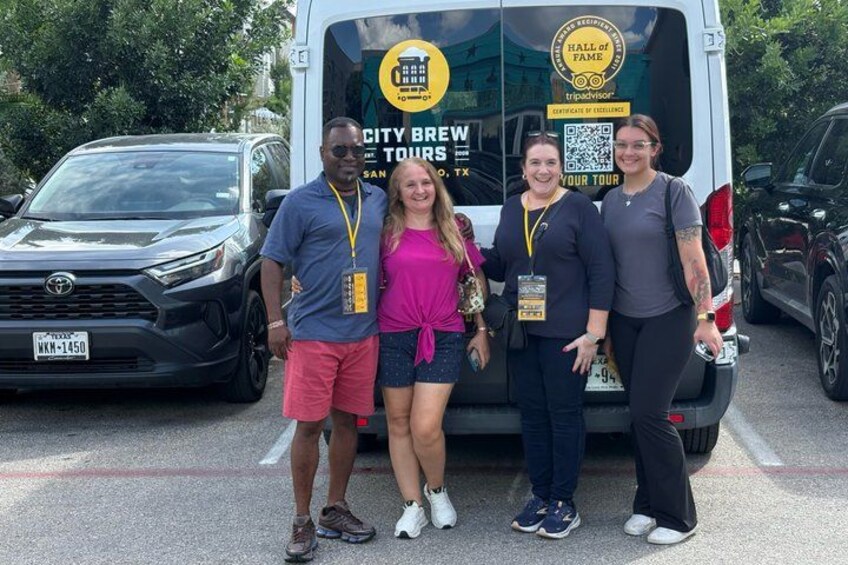 Een groep mensen staat voor een busje met de tekst 'CITY BREW TOURS' en 'HALL OF FAME'. 2