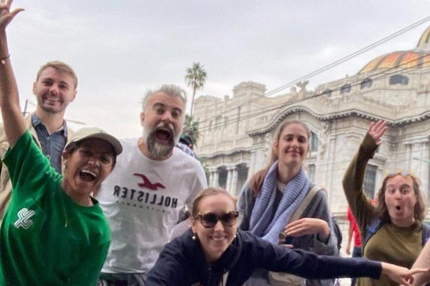 Un grupo de personas posando frente a un edificio histórico de arquitectura clásica. 2
