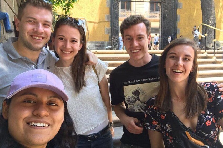Un grupo de personas posando frente a un edificio con columnas y escalones. 2