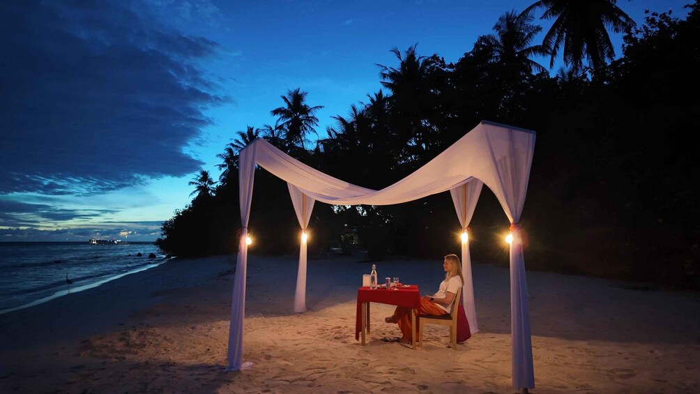 Omadhoo: Sunset Beach Dinner with Ocean Views 1