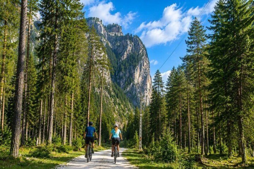 Lake Landro And Bike Tour Between the Walls of Monte Cristallo 2