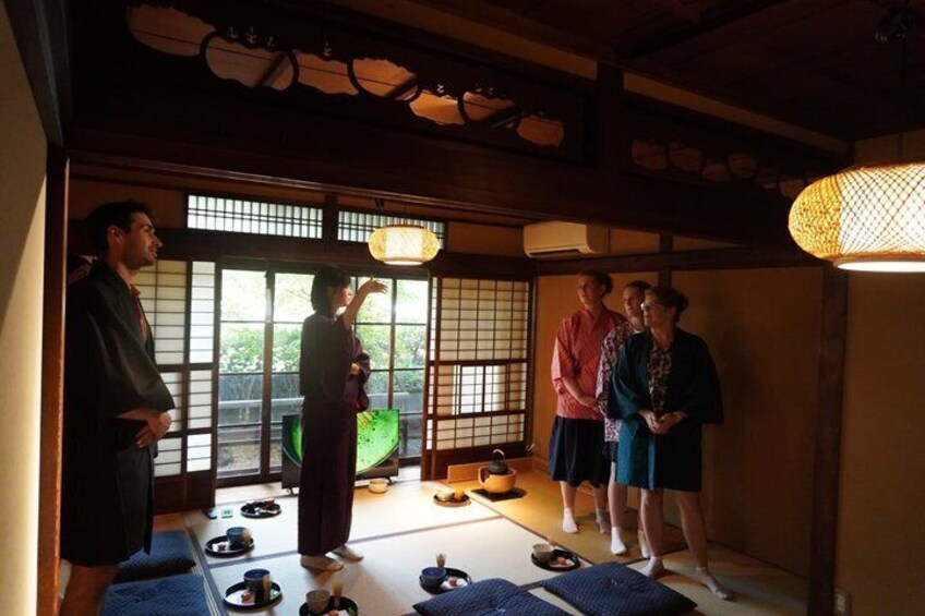 Ett traditionellt japanskt rum med tatamimattor, en shojiskärm och en hängande lampa. 2