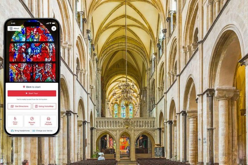 Katedralinteriør med en smartphone der viser et kort og vejvisning. 1