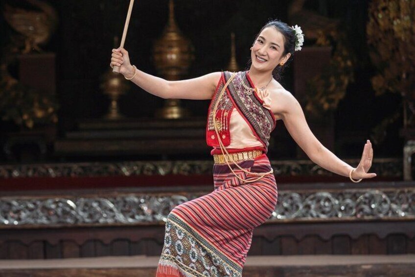 Traditional Thai Dress Photoshoot at Baan Monfai 3