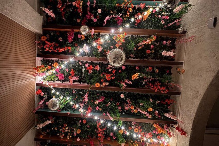 Un escalier agrémenté de compositions florales et illuminé de guirlandes lumineuses. 4