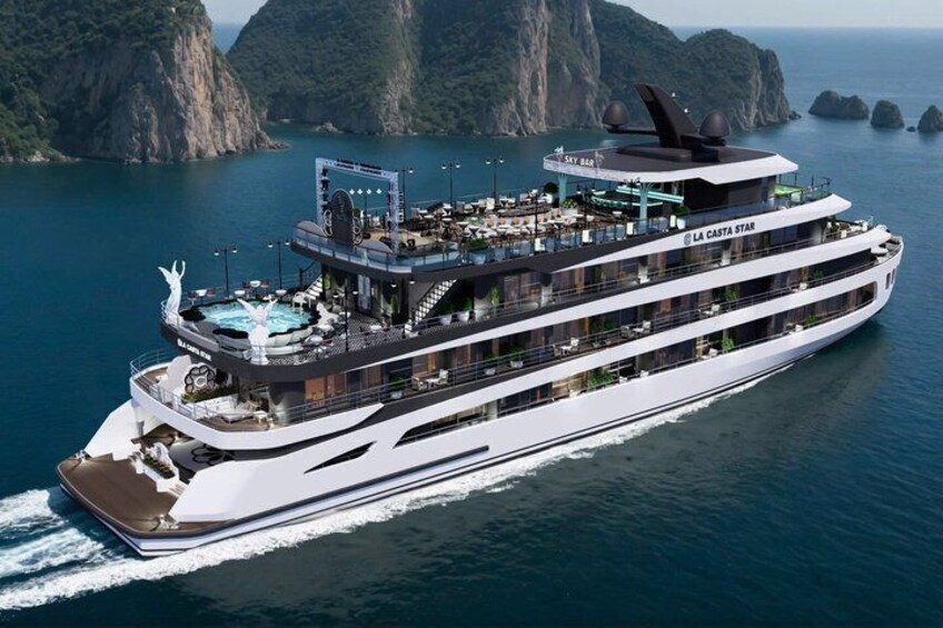 Un gran crucero de múltiples cubiertas llamado 'La Costa Star' con piscina y zona de estar al aire libre en la cubierta superior, navegando en una zona costera con acantilados. 5