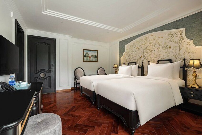 Una habitación de hotel con una cama grande, un escritorio, una silla y un televisor. 3