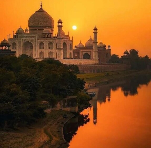 Taj Mahal auringonlaskun aikaan, ja sen heijastus vedessä. 2
