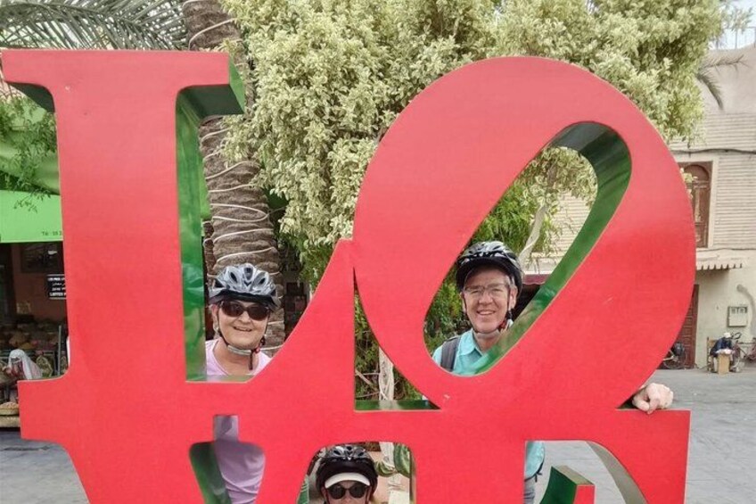 A large red letter 'R' with people peeking inside. 4
