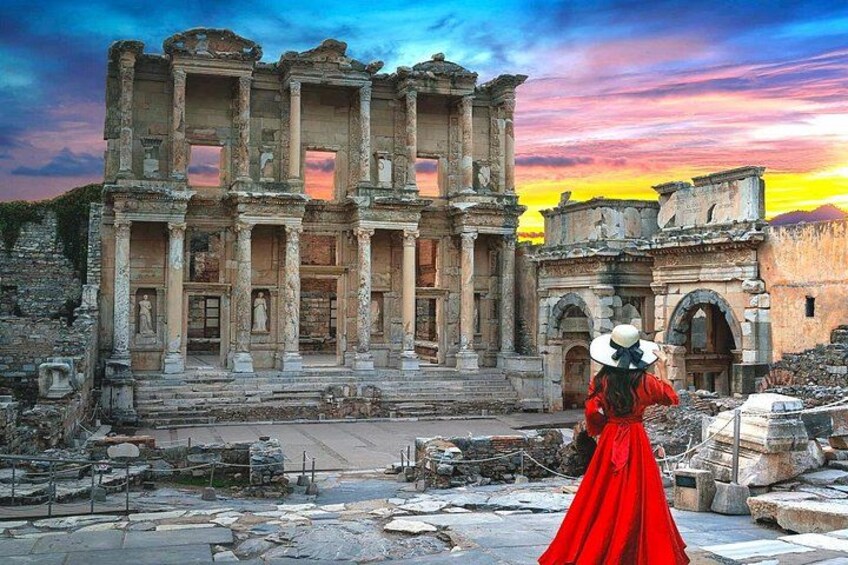 Eine alte Ruine mit Säulen und Bögen, eine Person in einem rotem Kleid, und ein Sonnenuntergangshimmel. 1