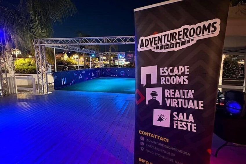 A banner advertising AdventureRooms with features like Escape Rooms, Realtà Virtuale, and Sala Festa. 3