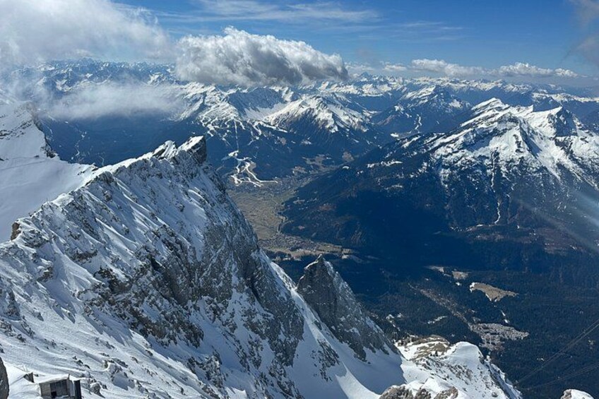 Una catena montuosa innevata con cime scoscese e valli profonde. 2