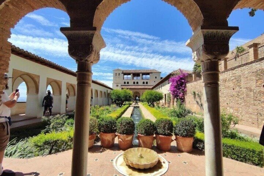 Alhambra & Nasrid Palaces Ticket with Audio Guide in Granada 4