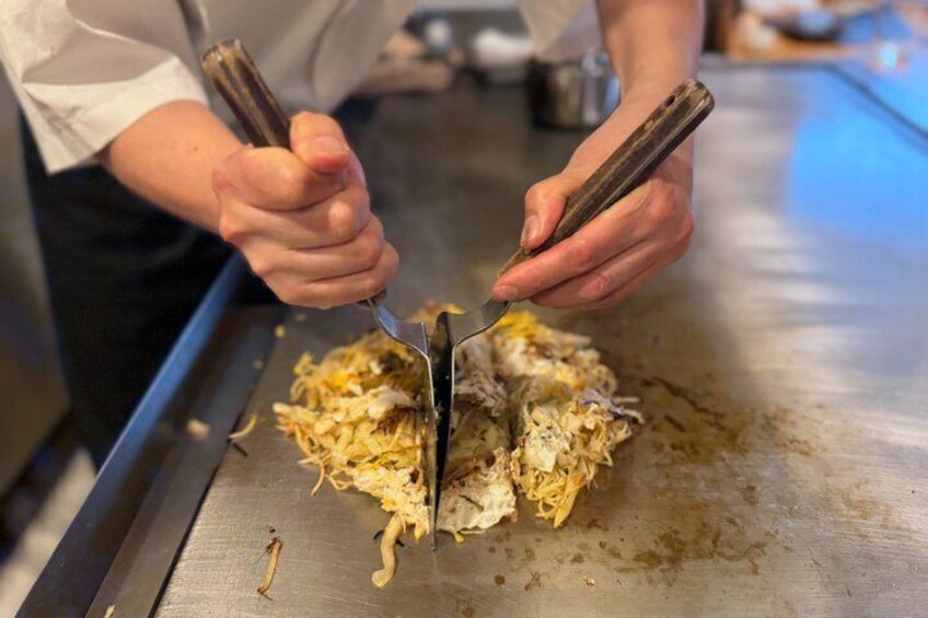 Hiroshima Okonomiyaki Walk and Cooking Experience 3