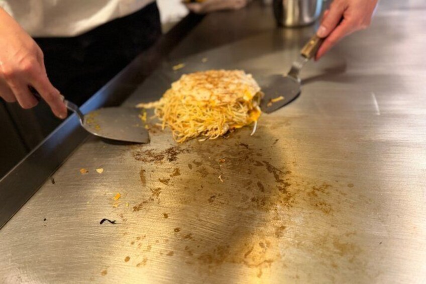 Hiroshima Okonomiyaki Walk and Cooking Experience 4