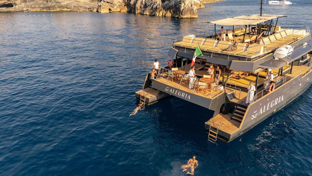 Catamaran experience with Lunch Box – the Gulf of Poets from the sea 1