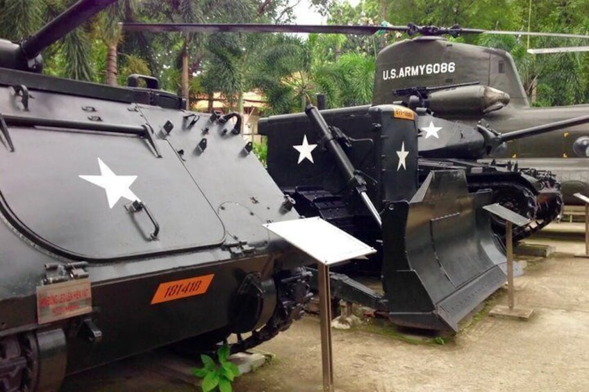 A military vehicle with a star emblem and the number 'U.S. ARMY6086' on its side. 4