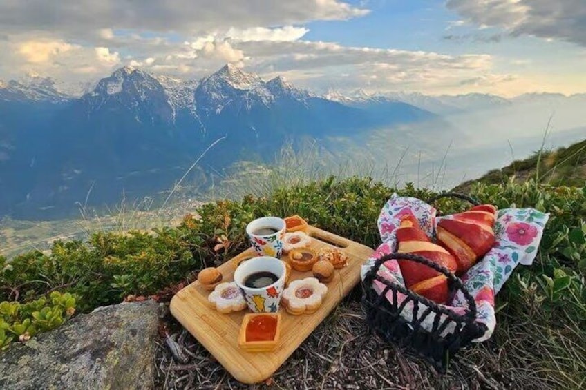 Trekking at dawn in Valle d'Aosta breakfast Overview 1