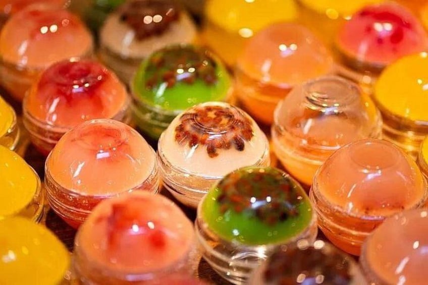 Una variedad de postres de jalea coloridos en vasos transparentes. 1