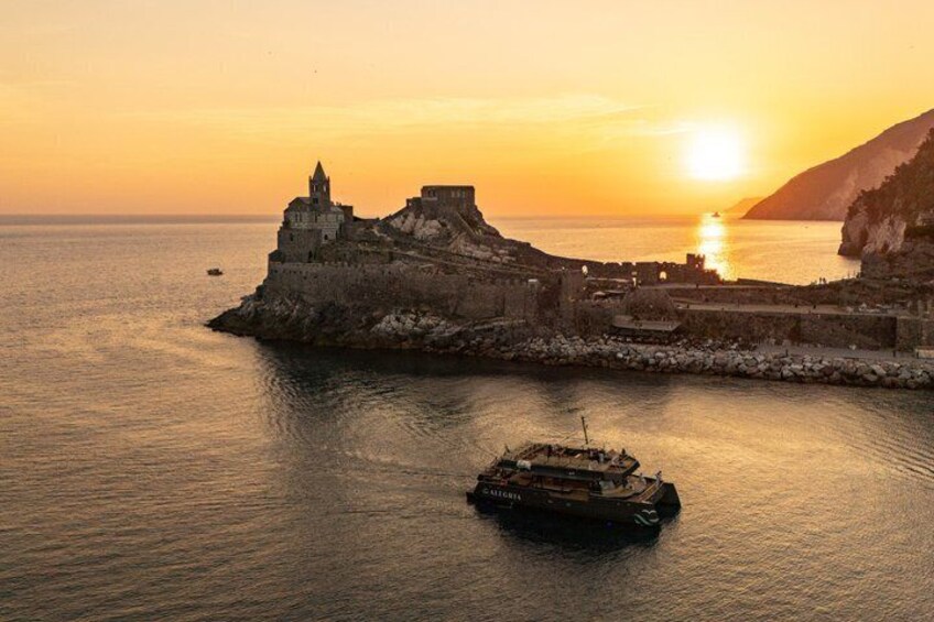 Sunset experience by catamaran the Gulf of Poets from the sea 1
