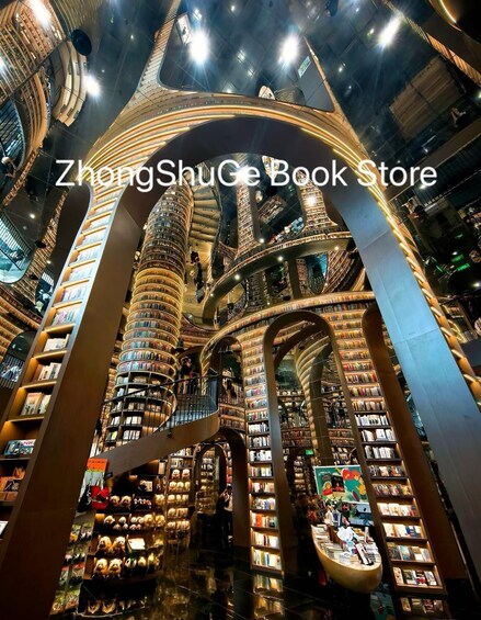 Una librería de varios niveles con estanterías dispuestas en patrones curvos y en espiral. 4