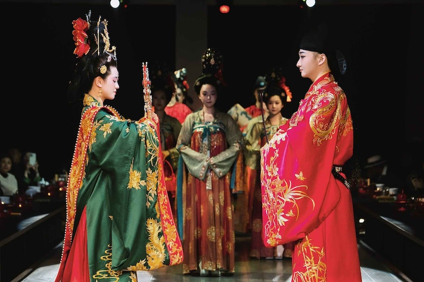 Dalian: Xiyan Tang palace meal, shows, costume experience 1