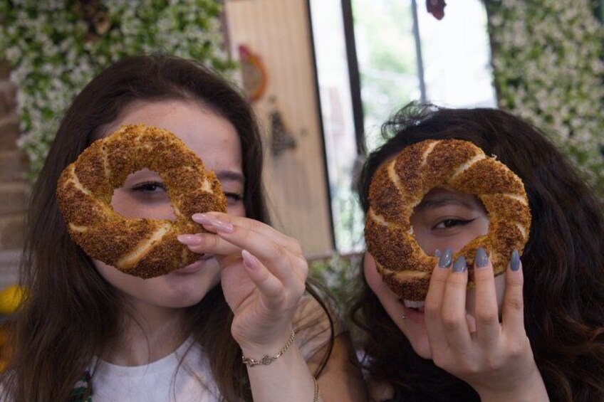 Dos personas sosteniendo galletas con forma de rosquilla. 1