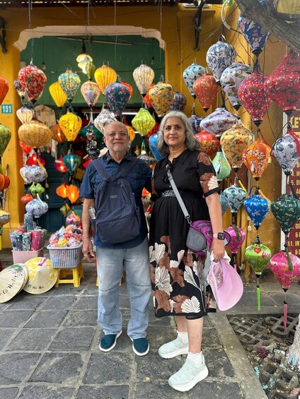 Un couple se tient devant une boutique décorée de lanternes colorées. 2