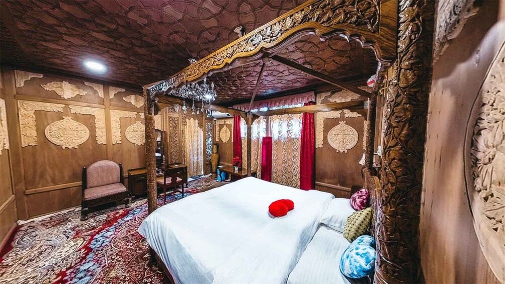 Essence of Kashmir 5 days 4 Night Accommodation With Tours 1